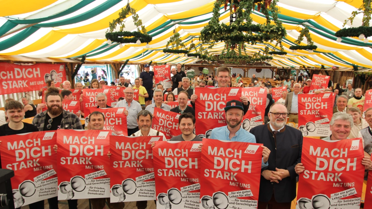 500 Gewerkschafter*innen bei der Kundgebung am Tag der Arbeit 2025 in Passau auf der Maidult.