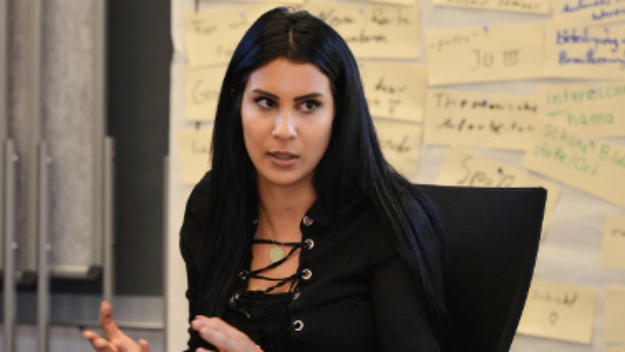 Eine junge Frau, die spricht.