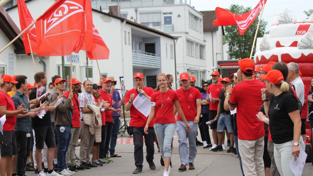 Vertrauenskörperleiterin Tanja Becke (Mitte) im Einsatz beim zweiten Warnstreik für einen Tarifvertrag bei Dionex Softron in Germering