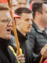 Dritte Verhandlung im KFZ-Gewerbe gestartet: 800 Beschäftigte zeigen Arbeitgeber rote Karte!