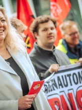 Dritte Verhandlung im KFZ-Gewerbe gestartet: 800 Beschäftigte zeigen Arbeitgeber rote Karte!