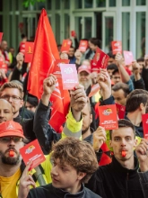 Dritte Verhandlung im KFZ-Gewerbe gestartet: 800 Beschäftigte zeigen Arbeitgeber rote Karte!