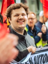 Dritte Verhandlung im KFZ-Gewerbe gestartet: 800 Beschäftigte zeigen Arbeitgeber rote Karte!