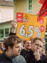 Dritte Verhandlung im KFZ-Gewerbe gestartet: 800 Beschäftigte zeigen Arbeitgeber rote Karte!