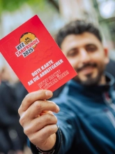 Dritte Verhandlung im KFZ-Gewerbe gestartet: 800 Beschäftigte zeigen Arbeitgeber rote Karte!