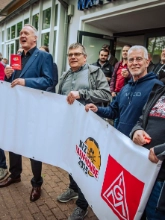 Dritte Verhandlung im KFZ-Gewerbe gestartet: 800 Beschäftigte zeigen Arbeitgeber rote Karte!