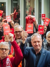 Dritte Verhandlung im KFZ-Gewerbe gestartet: 800 Beschäftigte zeigen Arbeitgeber rote Karte!