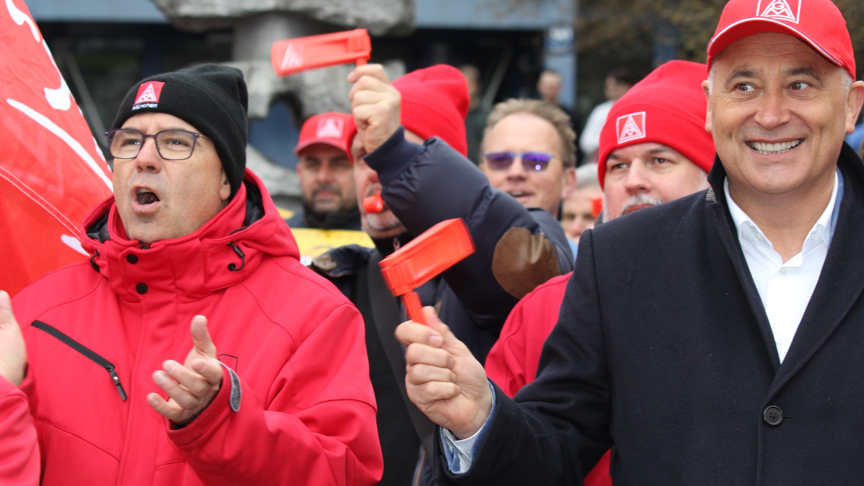 Lautstarke Kundgebung vor der ersten Tarifverhandlung in München