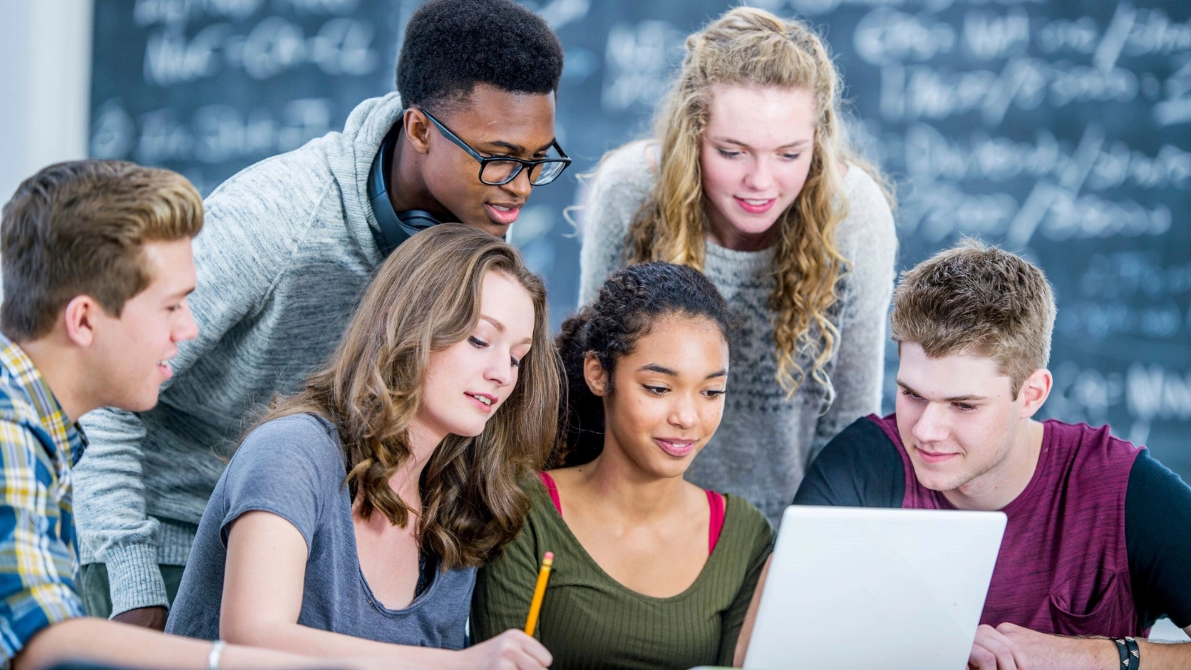 Junge Menschen vor Laptop
