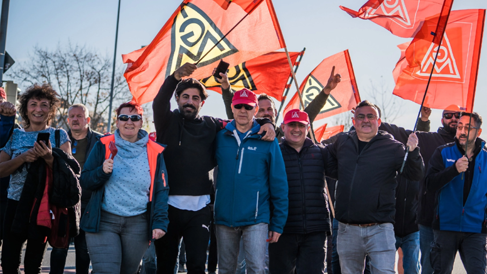 Metaller*innen Fahnen Demo Streik