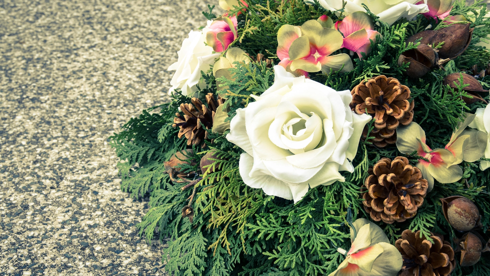 Blumenkranz liegt am Boden