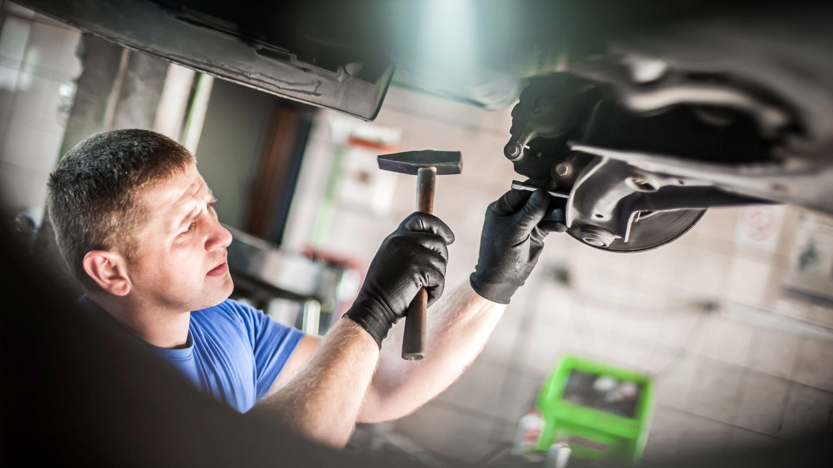Kfz-Mechaniker bei der Arbeit an einem Auto