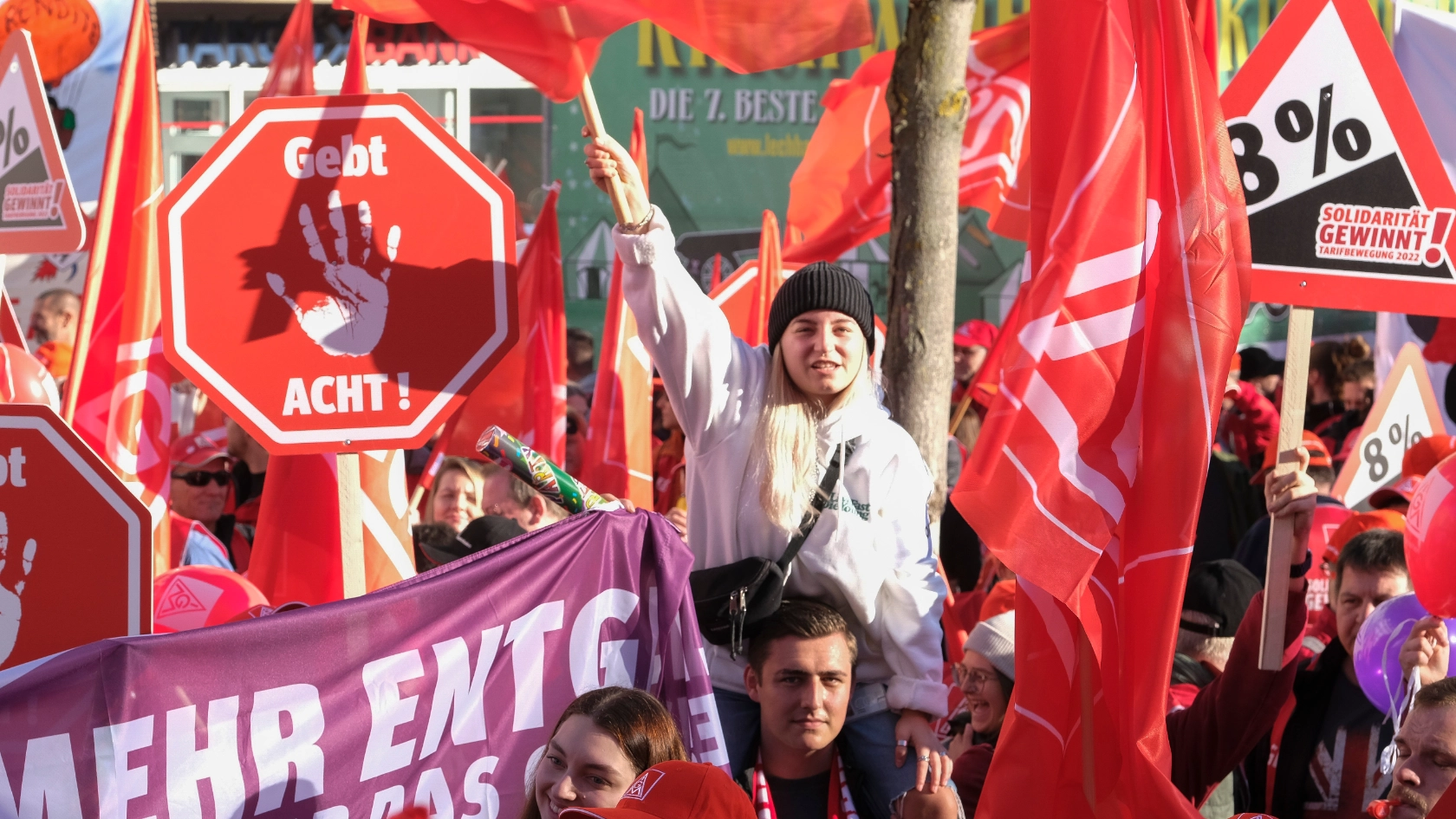 3. Tarifverhandlung Metall & Elektro 2022 in Augsburg. Kundgebung mit 4000 Beschäftigten.