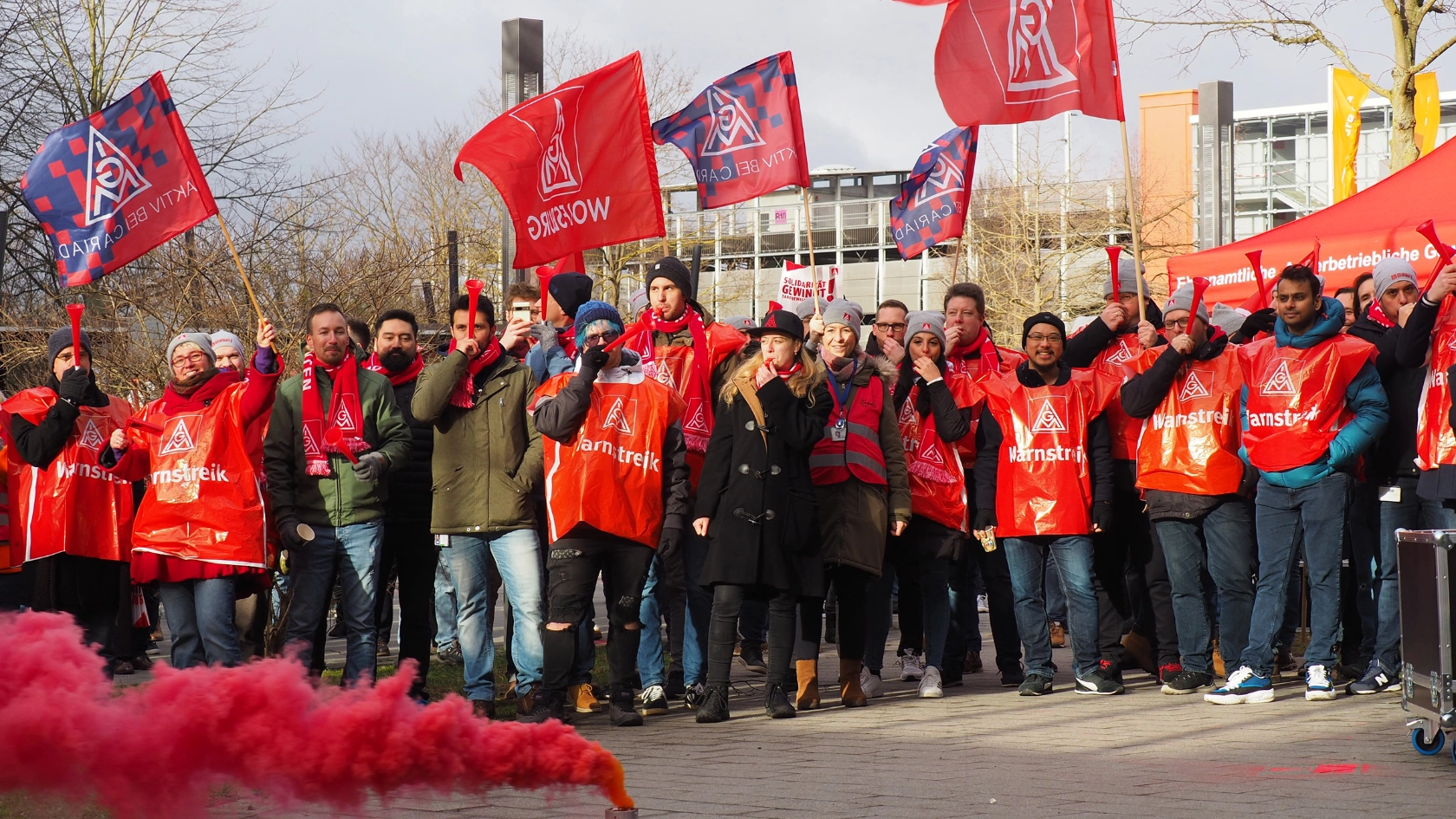 Beschäftigte der VW-Softwaretochter CARIAD beim Warnstreik in Wolfsburg