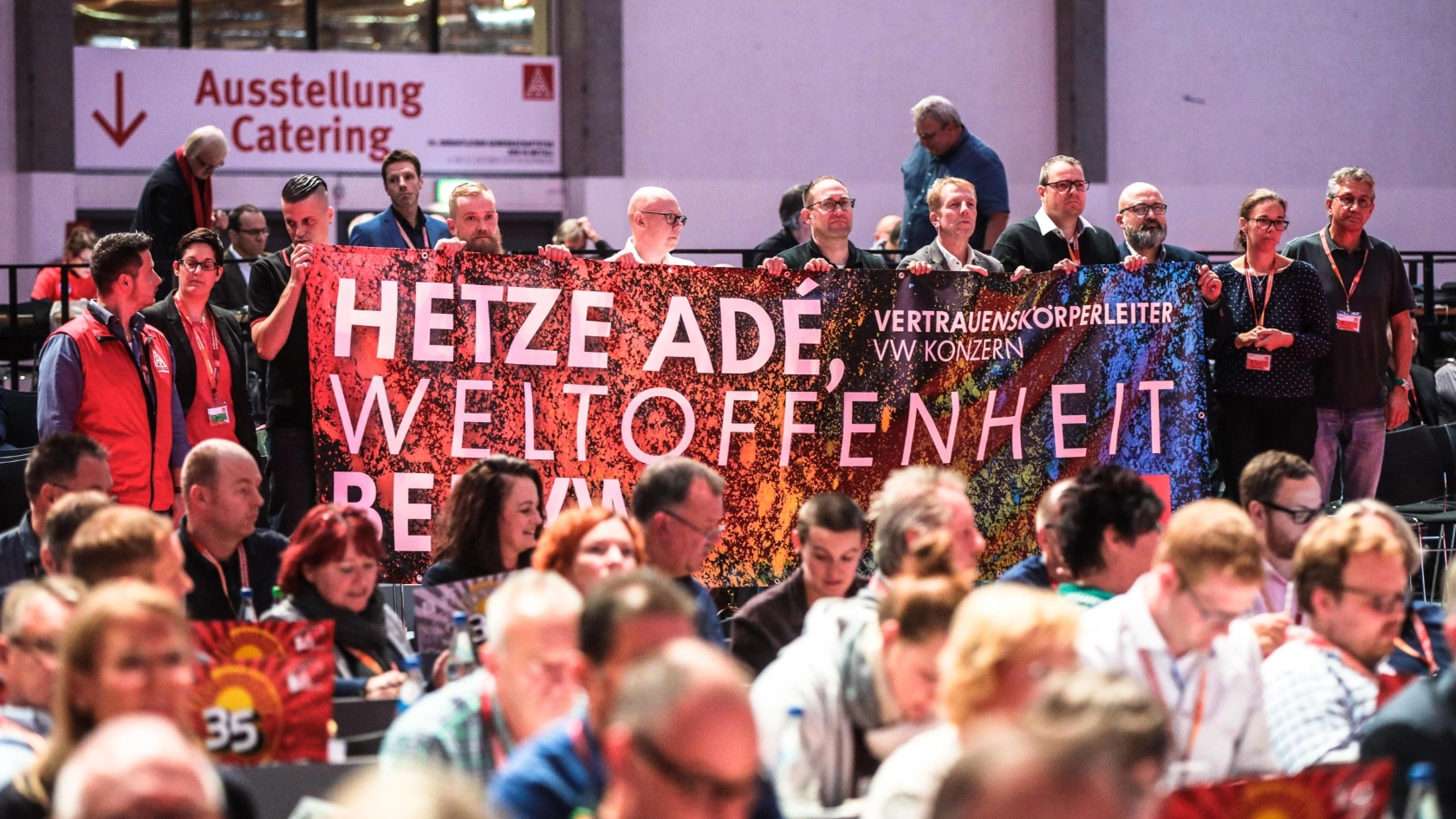Vertrauensleute von VW halten ein Banner gegen Hetze im Betrieb auf dem Gewerkschaftstag 2019 der IG Metall