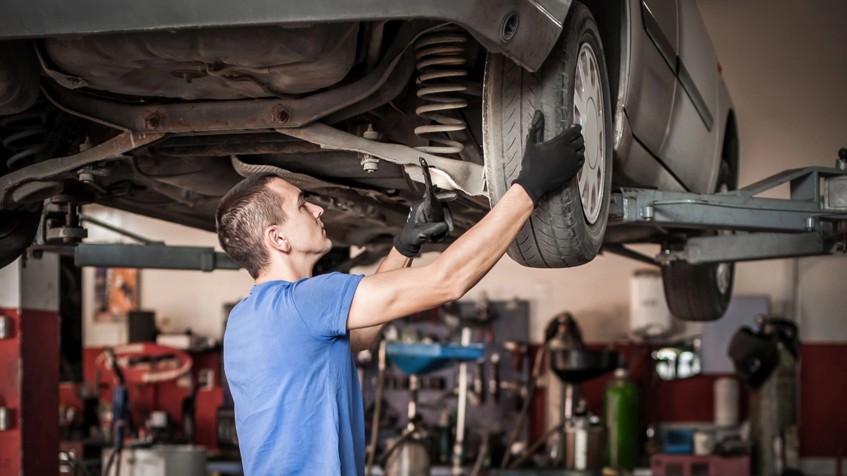 Kfz-Mechaniker bei der Arbeit an einem Auto