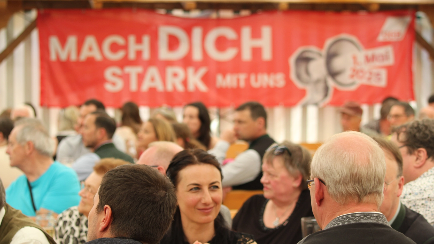 500 Gewerkschafter*innen bei der Kundgebung am Tag der Arbeit 2025 in Passau auf der Maidult.