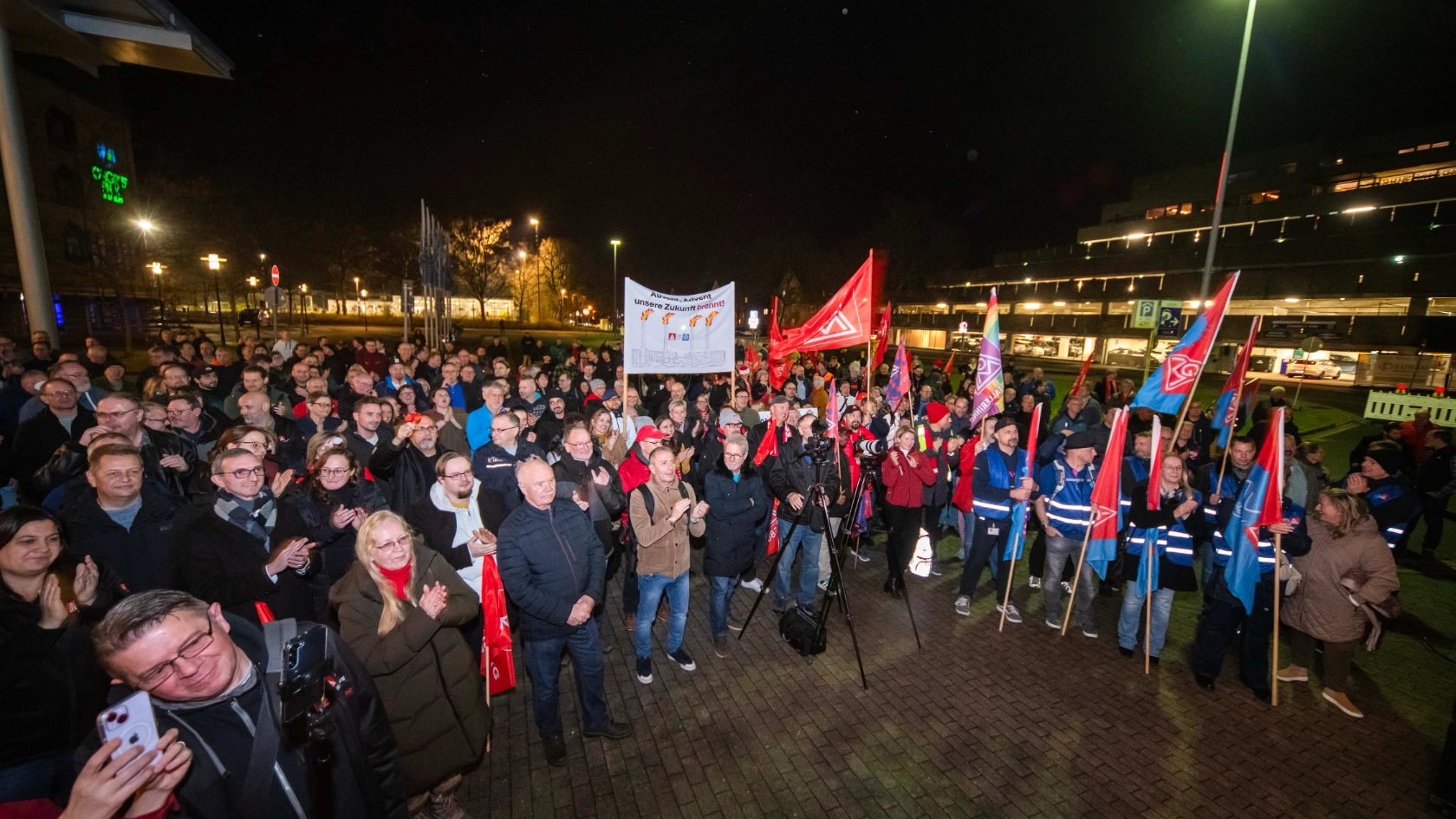 Kundgebung in Wolfsburg: "Stoppt den Kahlschlag"