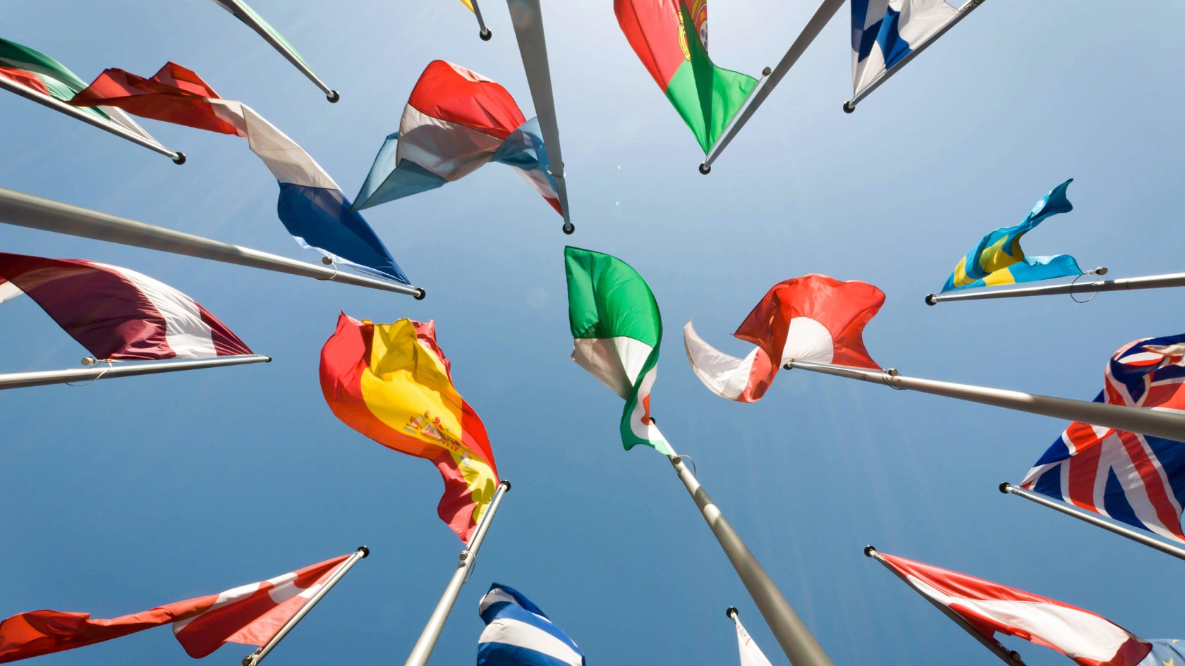 Einige Europäische Flaggen von unten fotografiert