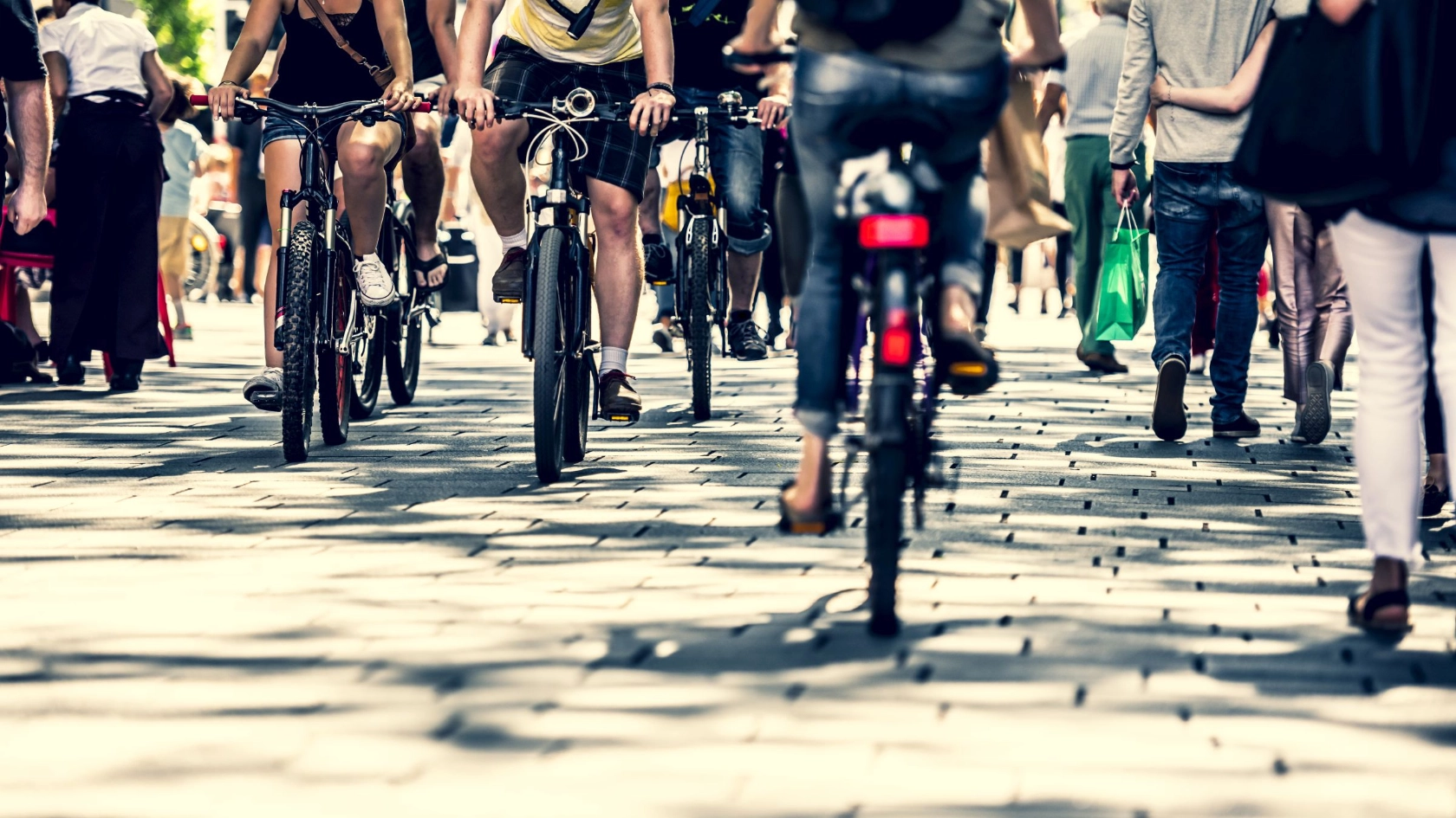 Viele Menschen fahren mit Fahrrad in der Innenstadt