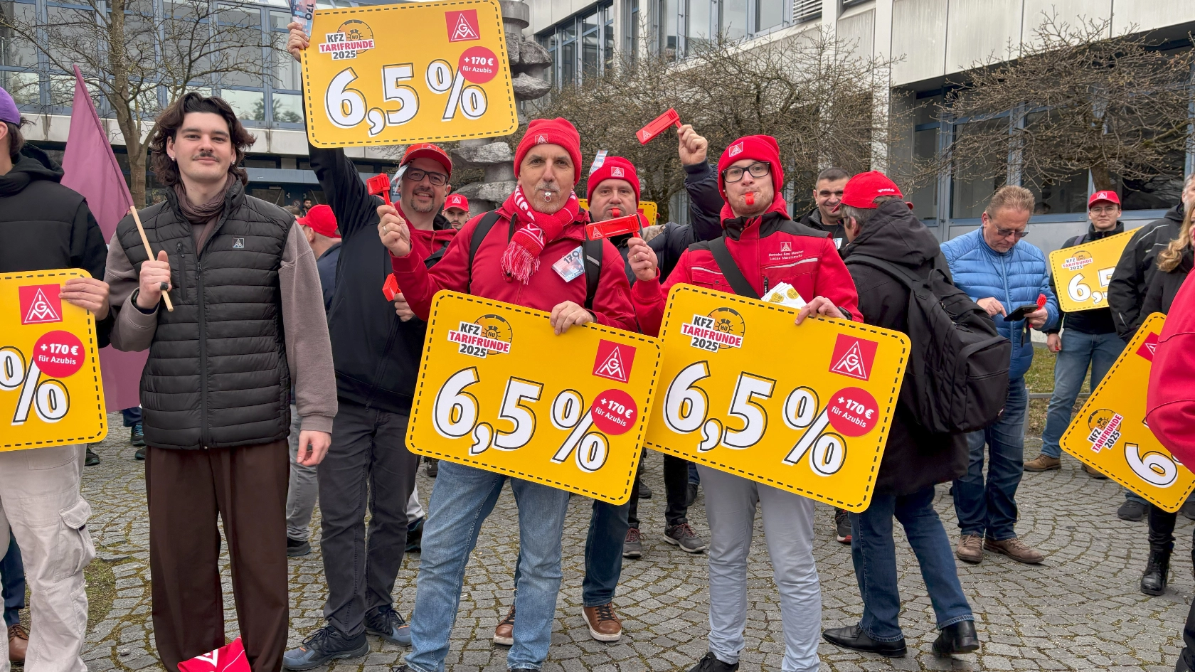 Lautstarke Kundgebung vor der ersten Tarifverhandlung in München