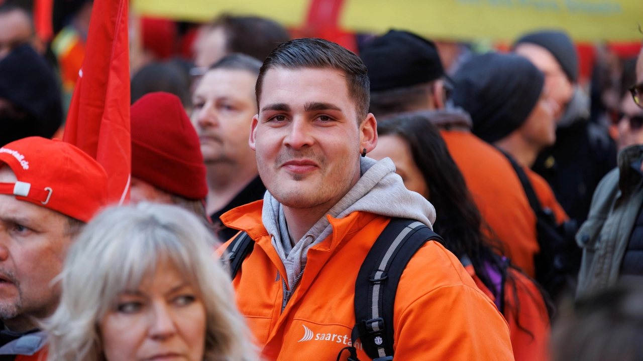 Teilnehmer des Aktionstag „Zukunft statt Kahlschlag“ am 15. März 2025 in Frankfurt am Main.