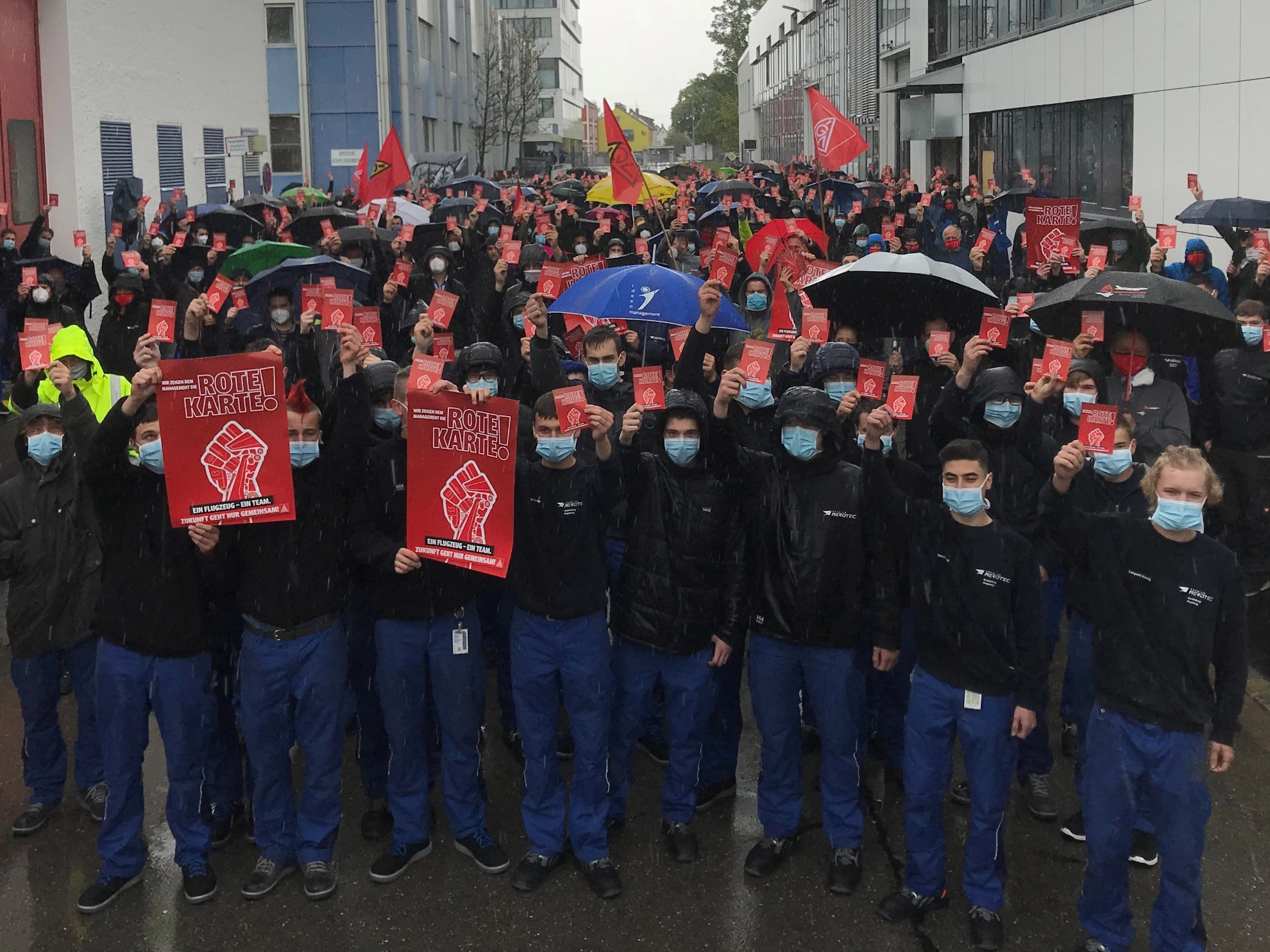 Warnstreik bei Airbus - Premium Aerotec in Augsburg - Aktion Rote Karte