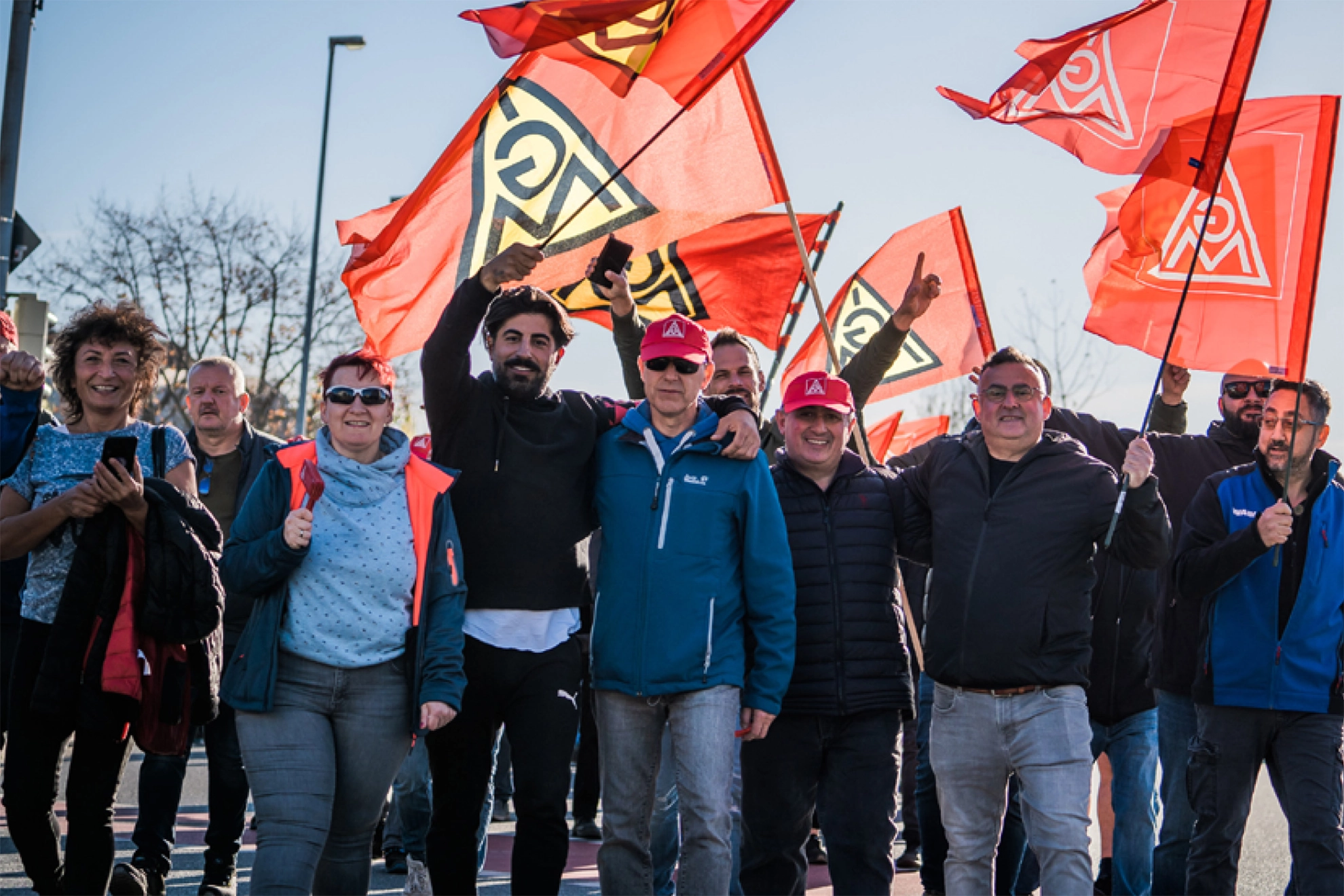 Metaller*innen Fahnen Demo Streik