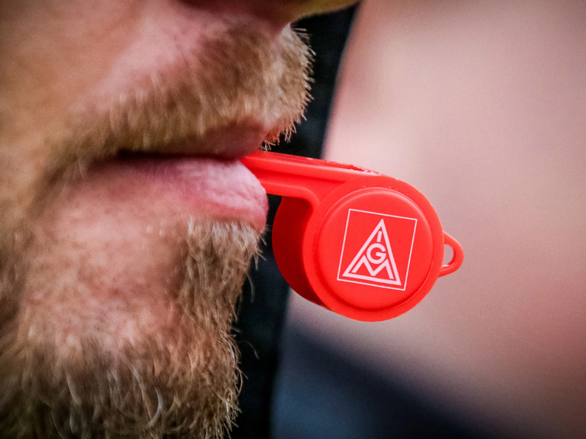 Nahaufnahme von einem bärtigen Mann mit Pfeife im Mund.