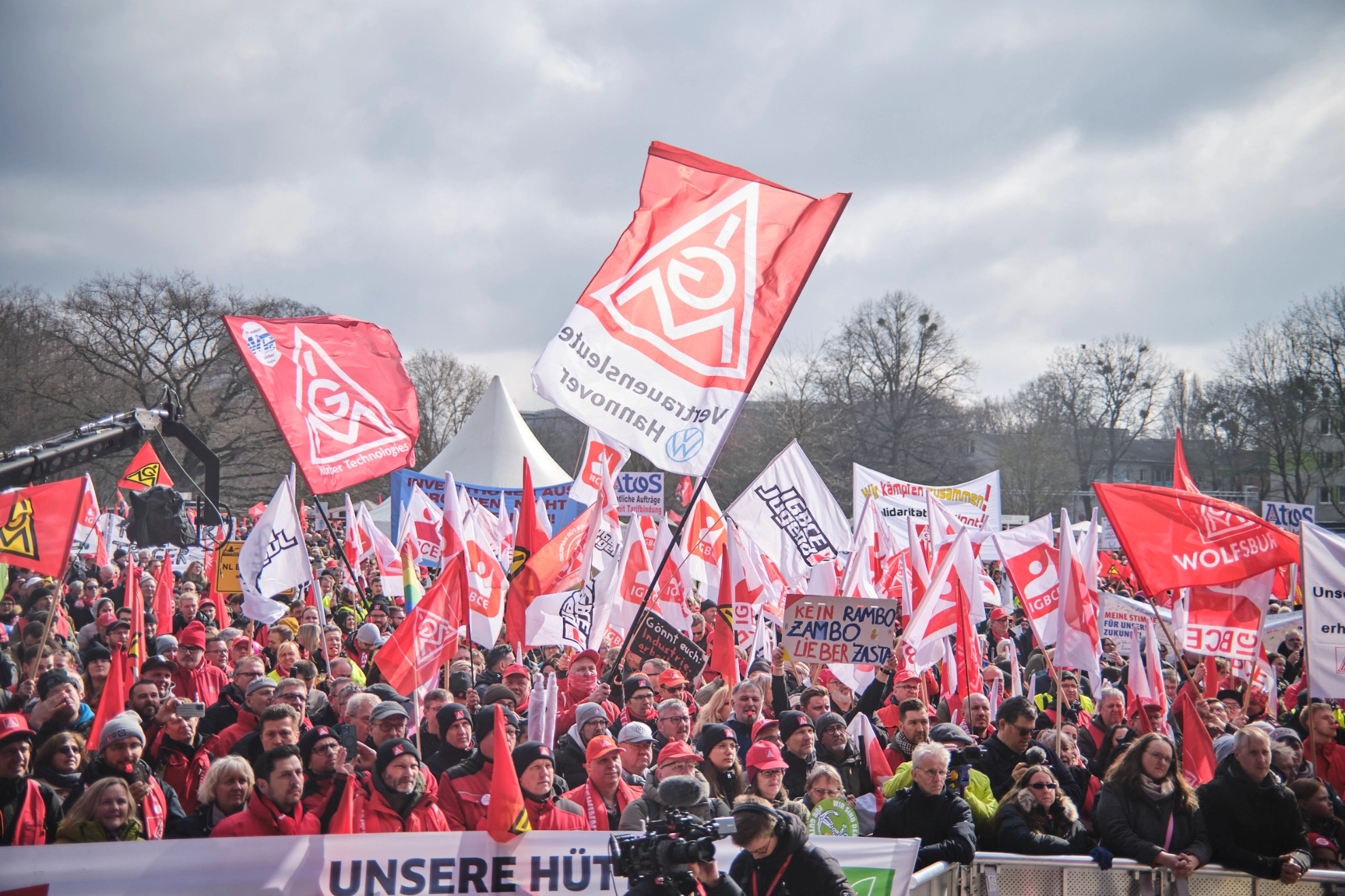 Rund 9.000 Gewerkschafterinnen und Gewerkschafter zeigen in Hannover Flagge für Industriearbeitsplätze und gegen Kahlschlag – Deutschland muss Industrieland bleiben!