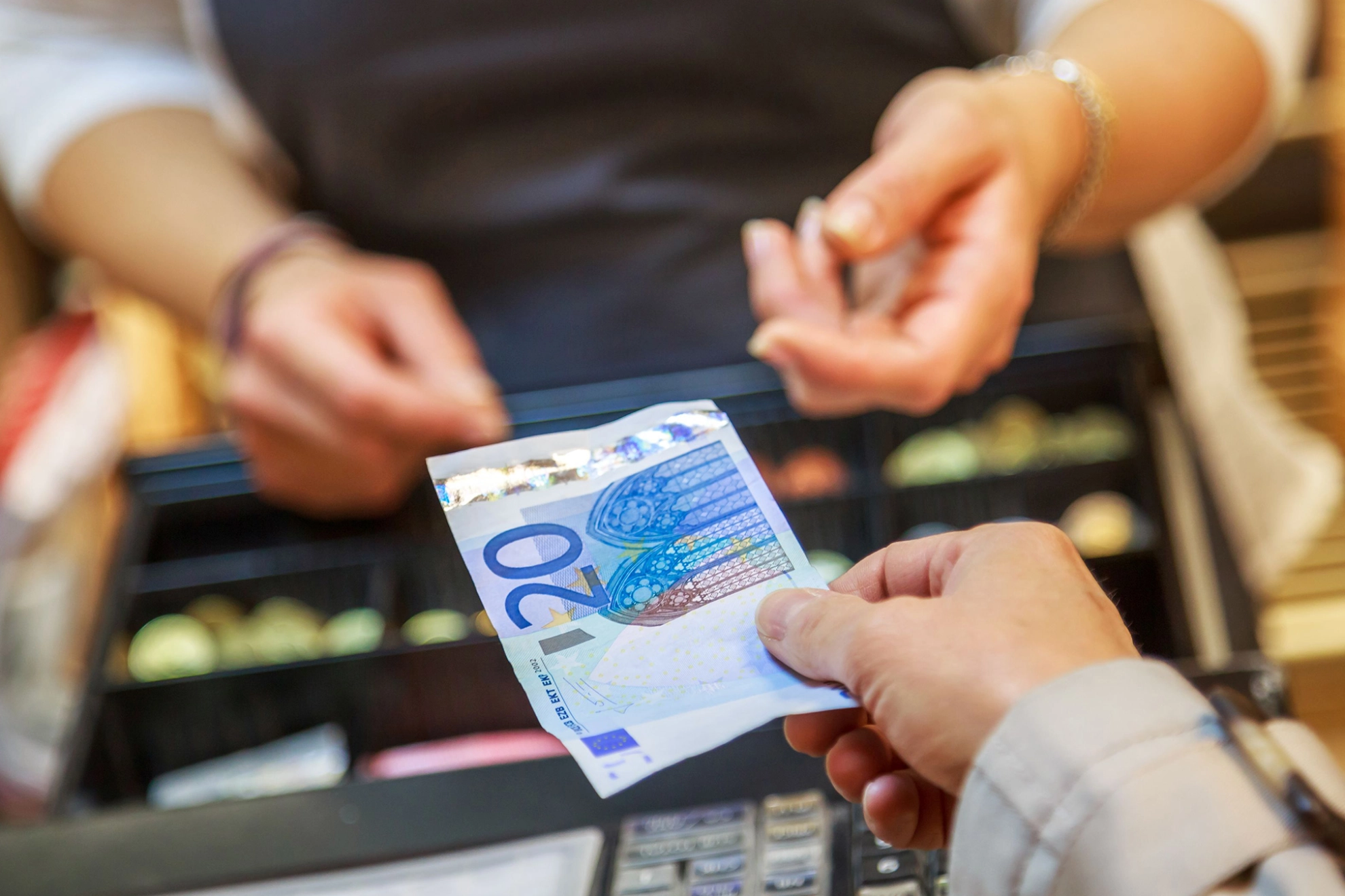 Bezahlen an der Supermarktkasse