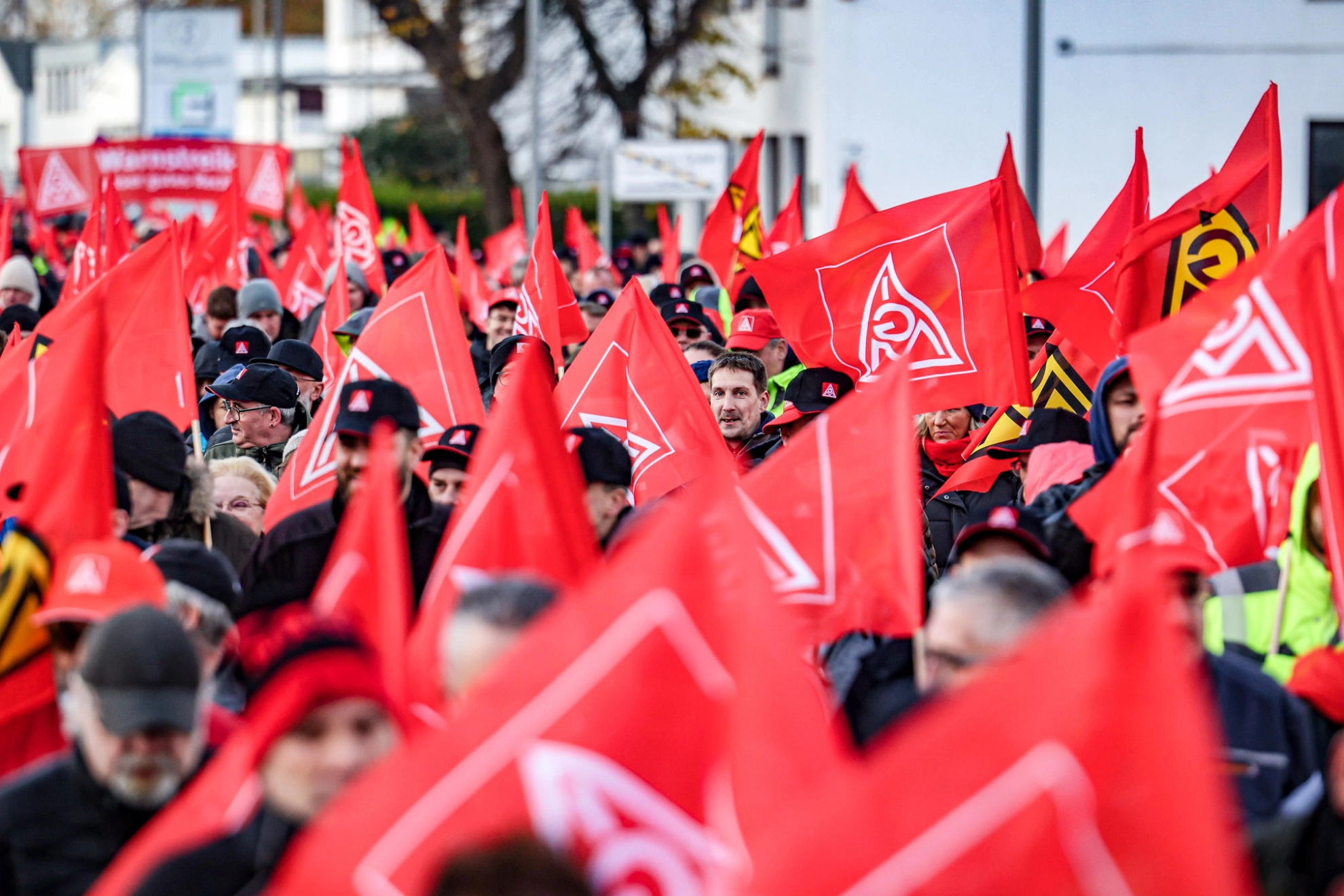 Beschäftigte machen während der Metall-Tarifrunde 2024 mit Warnstreiks Druck für ihre Forderung