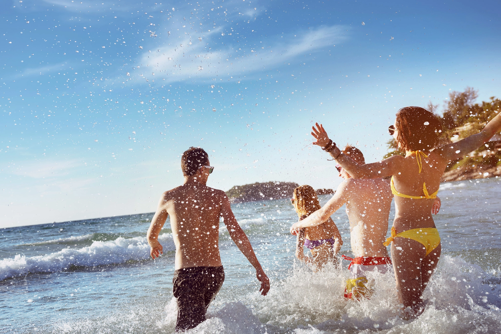 Freunde machen Urlaub am Meer