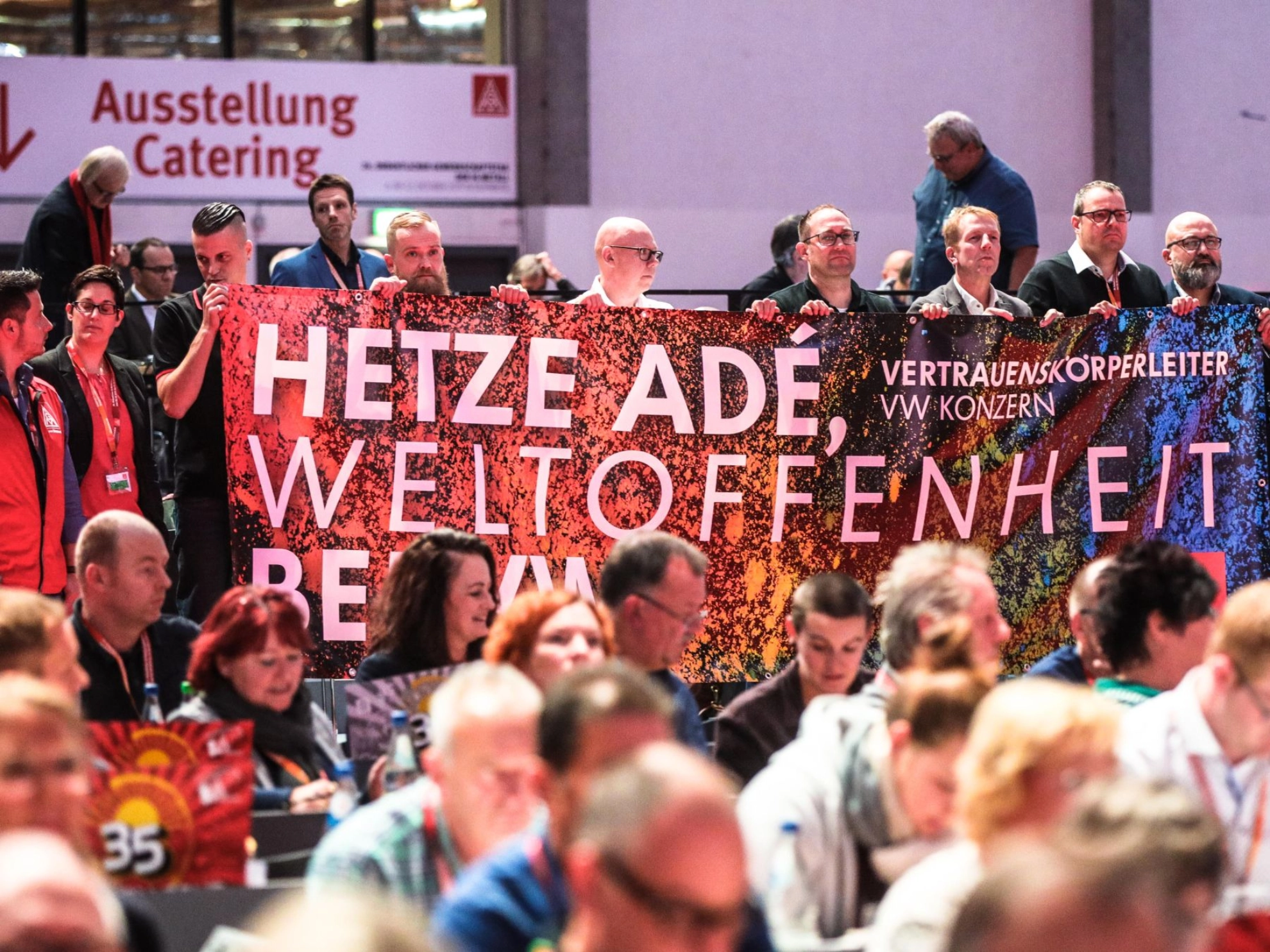 Vertrauensleute von VW halten ein Banner gegen Hetze im Betrieb auf dem Gewerkschaftstag 2019 der IG Metall