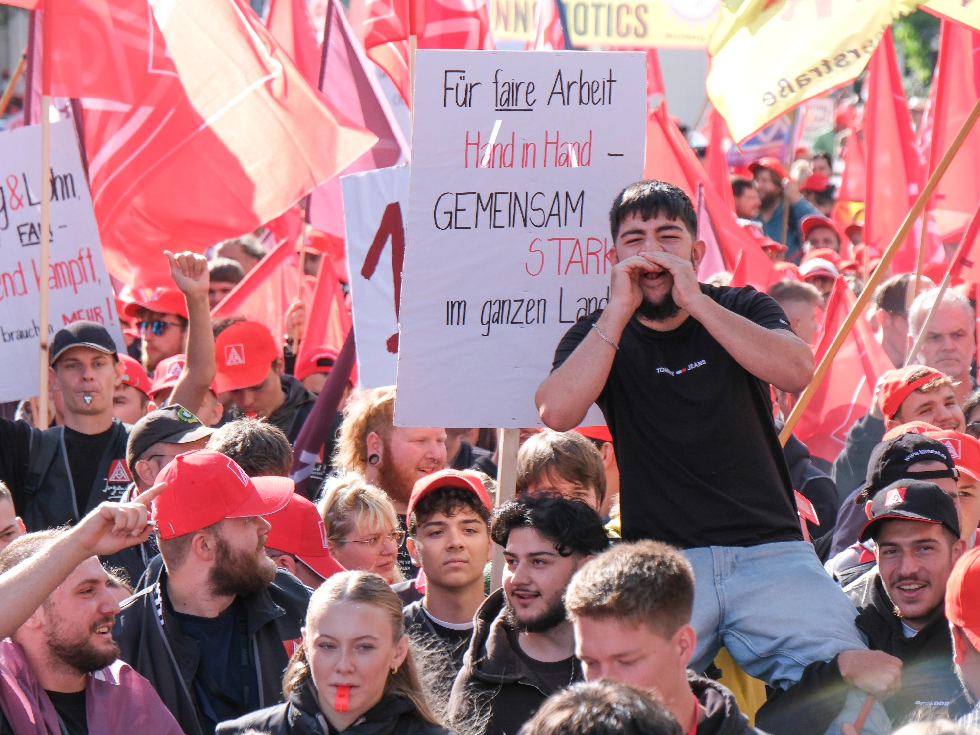 5000 Beschäftigte demonstrieren bei der 1. Tarifverhandlung für die bayerische Metall- und Elektroindustrie in München für ihre Forderungen.