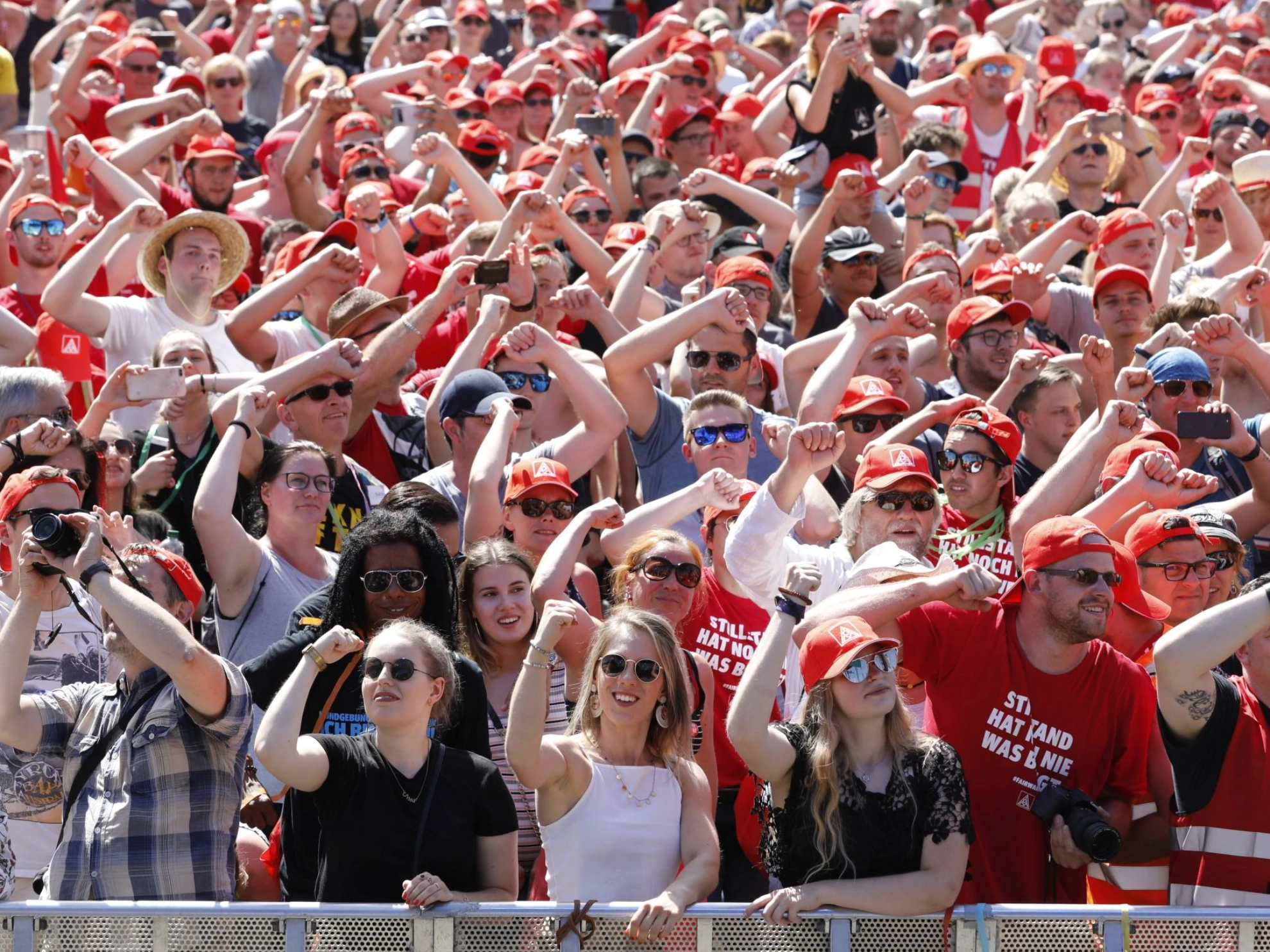 Metallerinnen und Metaller demonstrieren gemeinsam auf der FairWandel-Kundgebung