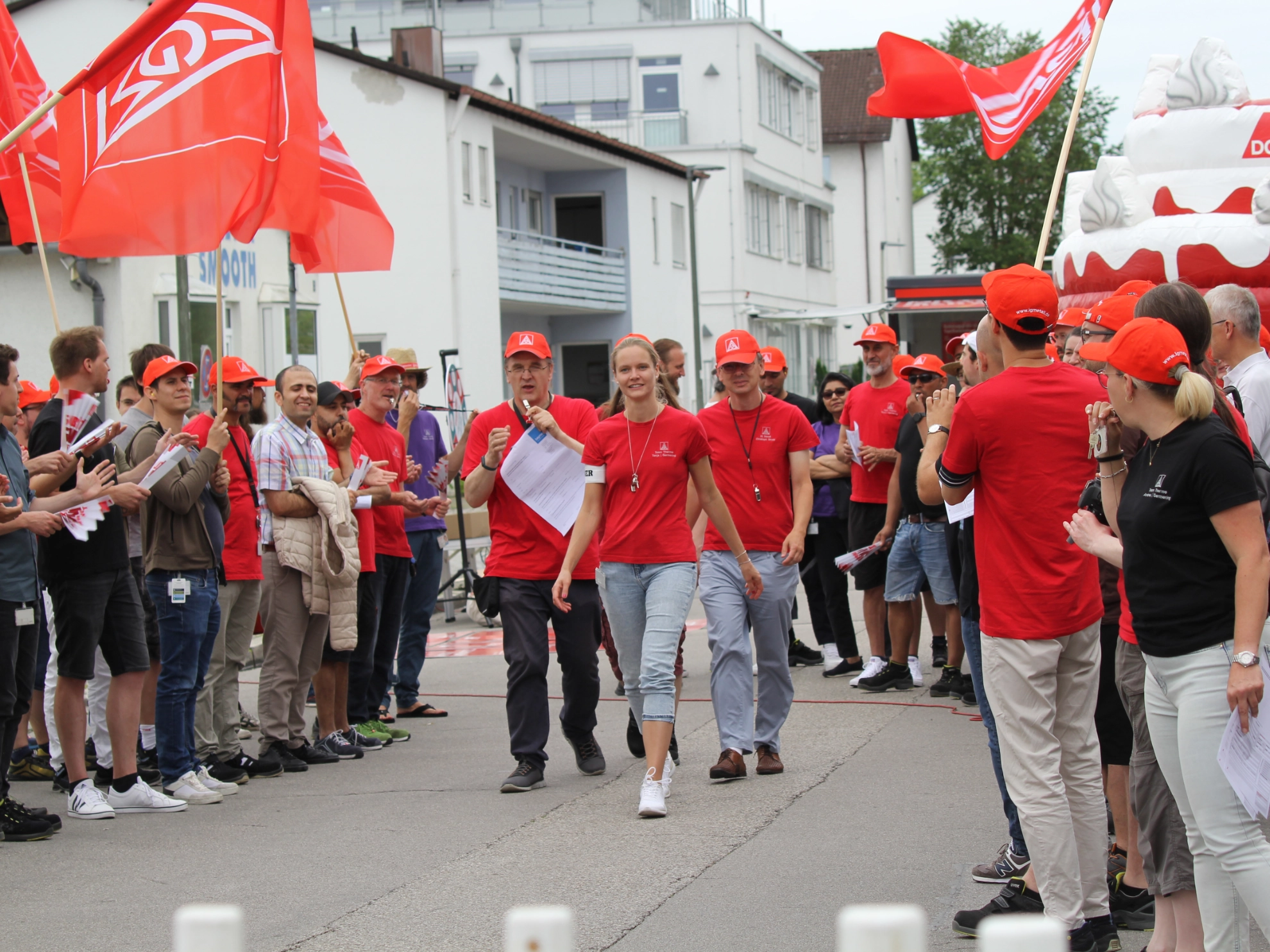 Vertrauenskörperleiterin Tanja Becke (Mitte) im Einsatz beim zweiten Warnstreik für einen Tarifvertrag bei Dionex Softron in Germering