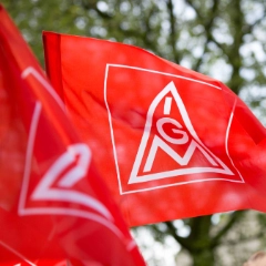 Wehende IG Metall-Fahnen.