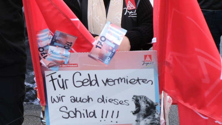 5000 Beschäftigte demonstrieren bei der 1. Tarifverhandlung für die bayerische Metall- und Elektroindustrie 2024 in München für 7 Prozent mehr Geld und 170 Euro mehr für Azubis.