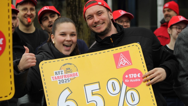 Lautstarke Kundgebung vor der ersten Tarifverhandlung in München