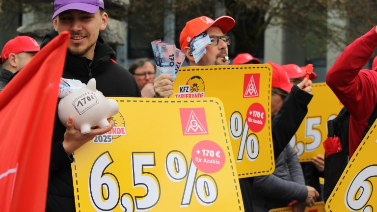 Lautstarke Kundgebung vor der ersten Tarifverhandlung in München