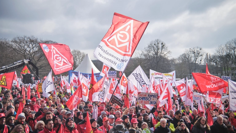 Rund 9.000 Gewerkschafterinnen und Gewerkschafter zeigen in Hannover Flagge für Industriearbeitsplätze und gegen Kahlschlag – Deutschland muss Industrieland bleiben!