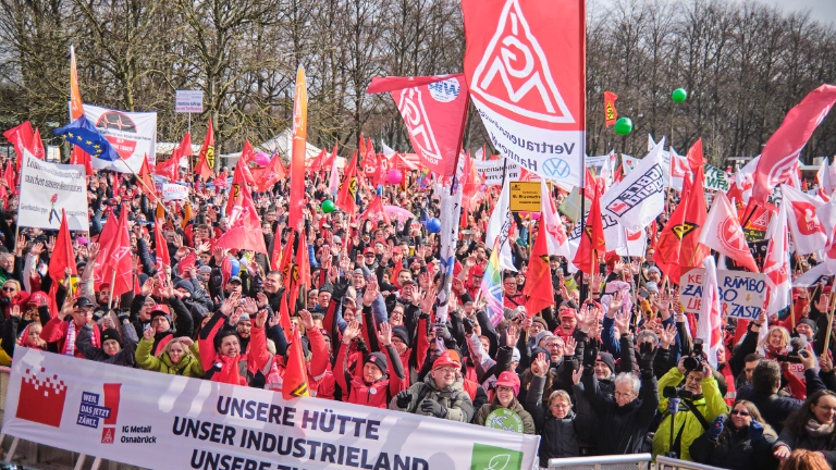 Rund 9.000 Gewerkschafterinnen und Gewerkschafter zeigen in Hannover Flagge für Industriearbeitsplätze und gegen Kahlschlag – Deutschland muss Industrieland bleiben!