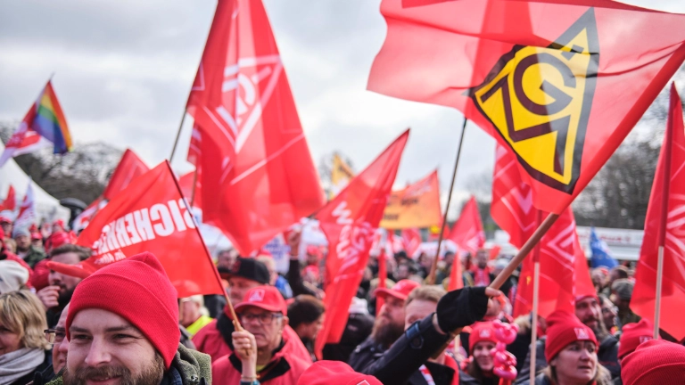 Rund 9.000 Gewerkschafterinnen und Gewerkschafter zeigen in Hannover Flagge für Industriearbeitsplätze und gegen Kahlschlag – Deutschland muss Industrieland bleiben!
