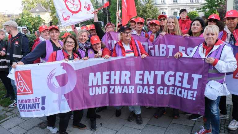 5000 Beschäftigte demonstrieren bei der 1. Tarifverhandlung für die bayerische Metall- und Elektroindustrie 2024 in München für 7 Prozent mehr Geld und 170 Euro mehr für Azubis.