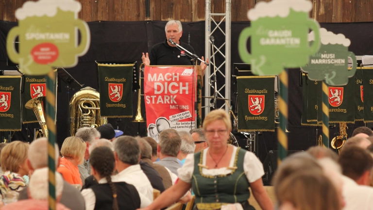 500 Gewerkschafter*innen bei der Kundgebung am Tag der Arbeit 2025 in Passau auf der Maidult.